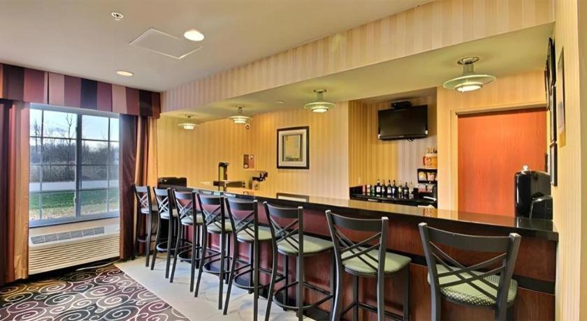 Americinn By Wyndham Ошкош Екстериор снимка